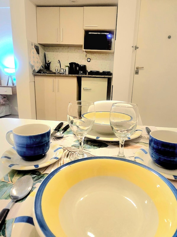 Mikrovågsugn, spishäll, vattenkokare och brödrost