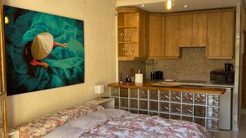 Een strijkplank/strijkijzer, wifi, beddengoed