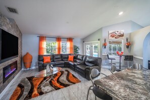 Smart-TV, Kamin, Videospiele, Bücher