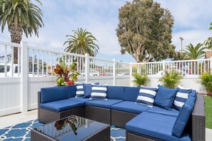 Property grounds - Stunning Family Getaway - One Block from Beach, Fast WiFi, A/C, BBQ, Parking (San Diego)