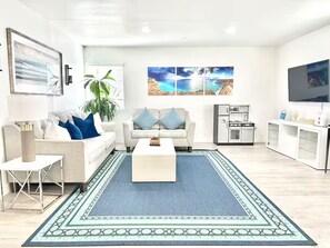 Smart TV - Stunning Family Getaway - One Block from Beach, Fast WiFi, A/C, BBQ, Parking (San Diego)