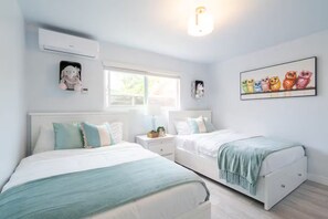2 habitaciones, escritorio y tabla de planchar con plancha 