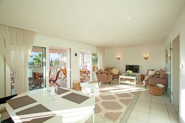 Villa | Living area - Lovely Villa With Swimming Pool (Marbella)