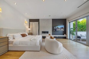 5 bedrooms, iron/ironing board, WiFi, bed sheets