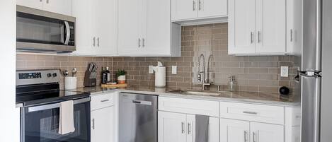 Kühlschrank, Ofen, Geschirrspüler, Eiswürfelbereiter