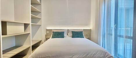 2 bedrooms, desk, WiFi, bed sheets