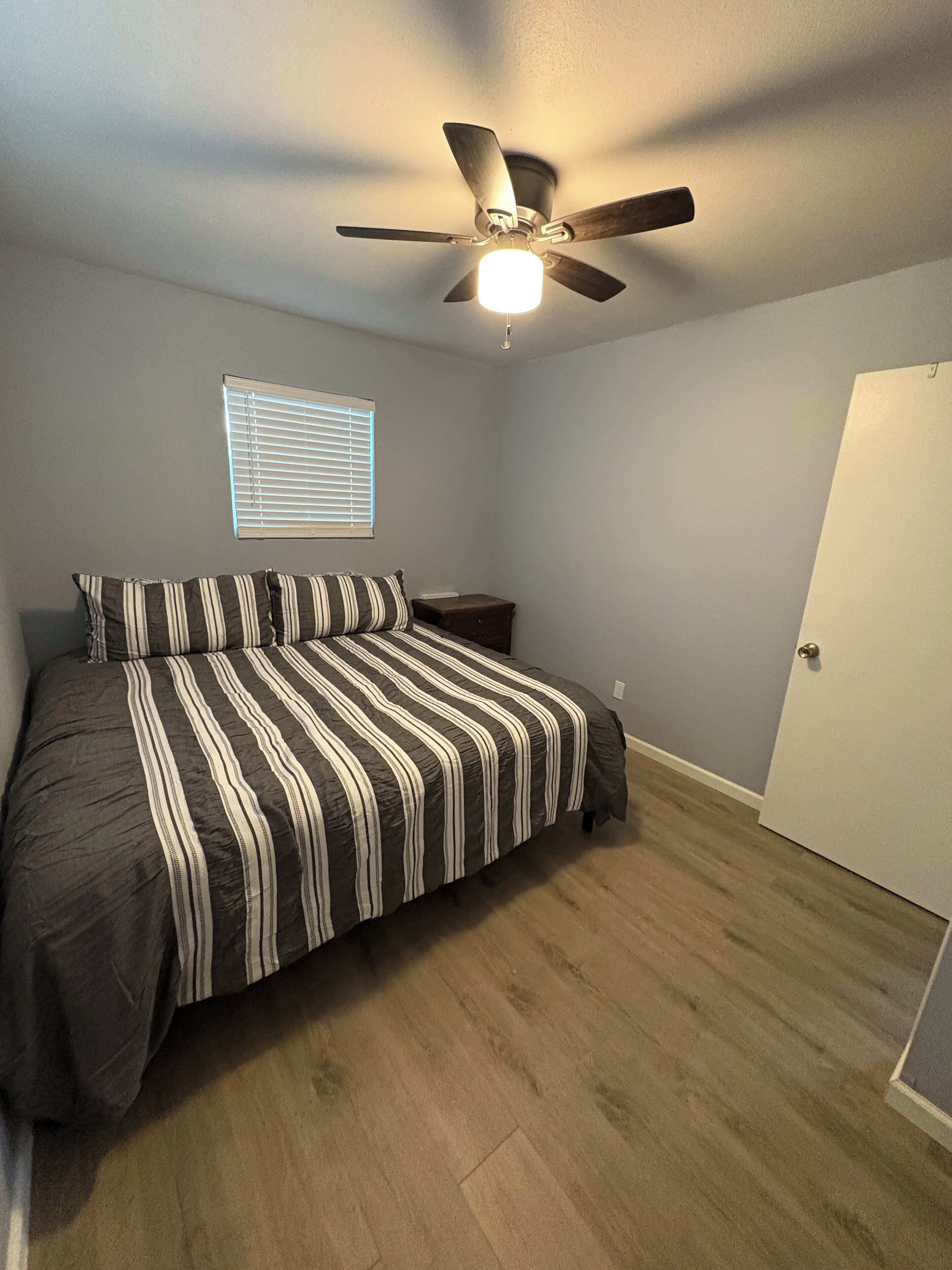 3 bedrooms, desk, WiFi, bed sheets