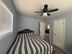 3 bedrooms, desk, WiFi, bed sheets