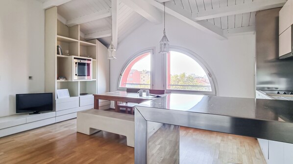 Réfrigérateur, four à micro-ondes, un four, surface de cuisson