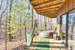 Terrace/patio - Private Deck & Fire Pit: Secluded Cabin in Murphy (Murphy)