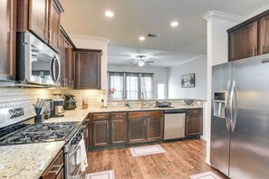 Fridge, microwave, dishwasher, cookware/dishes/utensils - 22 Mi to Dtwn Houston: Spacious Baytown Home! (Baytown)