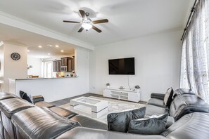 TV - 22 Mi to Dtwn Houston: Spacious Baytown Home! (Baytown)