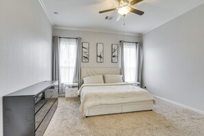 4 bedrooms, iron/ironing board, Internet, bed sheets - 22 Mi to Dtwn Houston: Spacious Baytown Home! (Baytown)