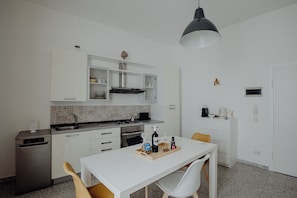 Réfrigérateur, un four, surface de cuisson, lave-vaisselle