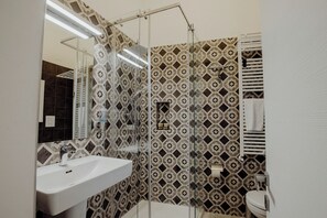 Doccia, asciugacapelli, bidet, asciugamani