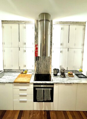 Geladeira, micro-ondas, fogão, cooktop