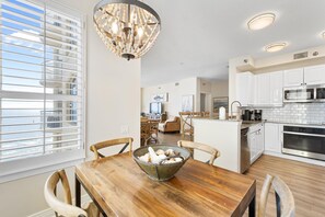 Condo, Plusieurs lits (Beach Colony Tower 11A) | Restauration