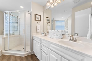 Appart'hôtel, plusieurs lits (Beach Colony Tower 11A) | Salle de bain
