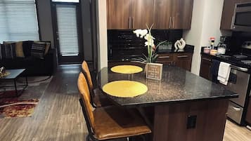 Mikroaaltouuni, uuni, liesi, astianpesukone