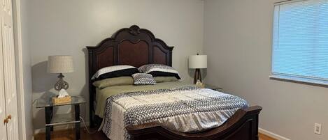 3 chambres, fer et planche à repasser, lit de bébé portatif