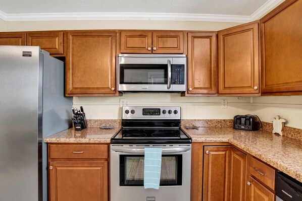 ثلاجة، ميكروويف، موقد طهي مسطح، غسالة أطباق