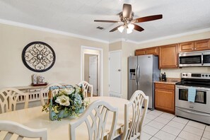 Een koelkast, een microgolfoven, een kookplaat, een vaatwasser