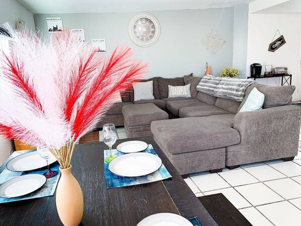 Smart TV - 1 Bed 1 Bath Craven Cottage at Hillside with Wifi, AC & 4K Smart TV (El Paso)