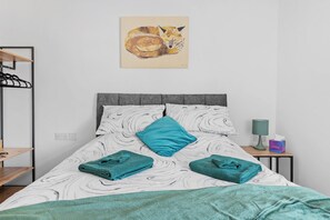 2 bedrooms, desk, iron/ironing board, WiFi