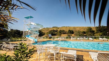 Piscine couverte, piscine extérieure, parasols de plage, chaises longues