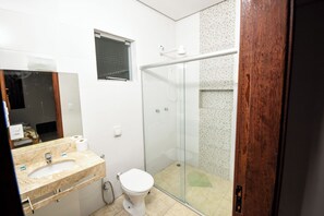 Comfort Triple Room, Garden View | Bathroom