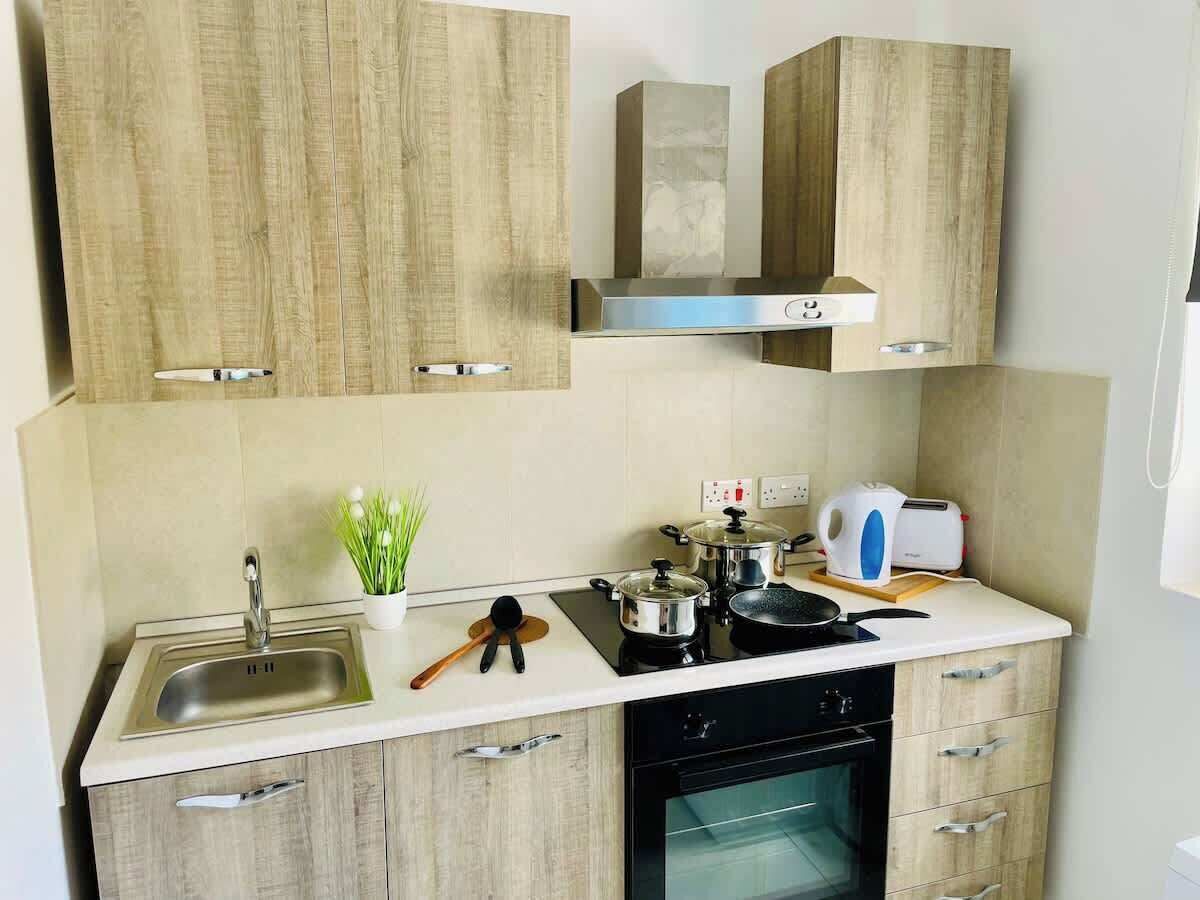 Réfrigérateur, four à micro-ondes, un four, surface de cuisson