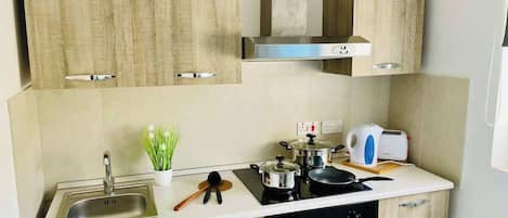 Réfrigérateur, four à micro-ondes, un four, surface de cuisson