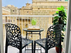 Outdoor dining - FL1 Birgu Center 2BR Apartment (Birgu)