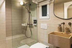 Secador de cabelo, toalhas de banho