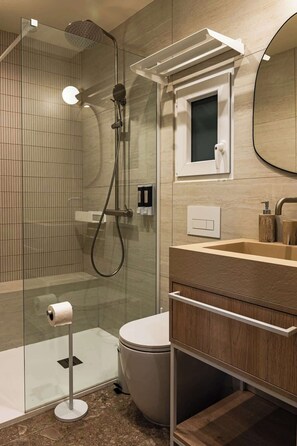 Shower, hair dryer, shampoo - Travi Boutique By Holi 17 (Tas-Sliema)