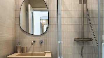 Een haardroger, handdoeken