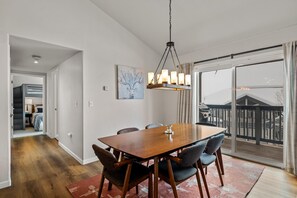 Dining - Close to Ski Base Quite Complex Garage WIFI (Steamboat Springs)