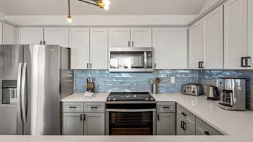 Kühlschrank, Mikrowelle, Ofen, Herdplatte