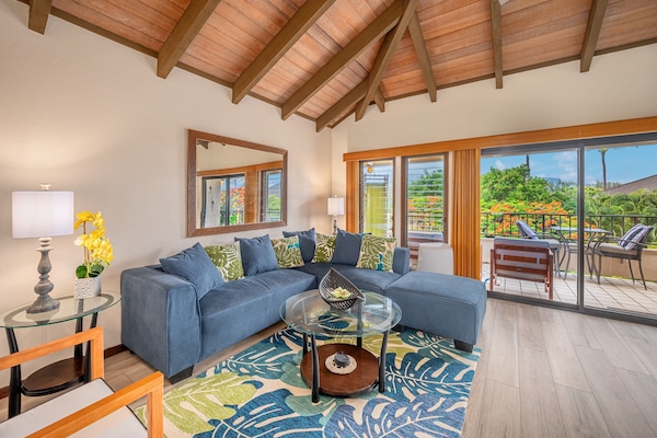 LARGE LIVING AREA WITH MOUNTAIN VIEWS & VAULTED CEILINGS