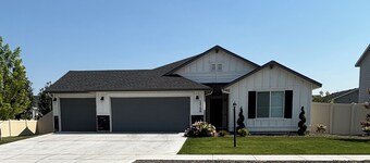 Spacious 4 bedroom 2 bath home in Nampa sleeps 10