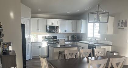 Spacious 4 bedroom 3 bath home in Nampa sleeps 10