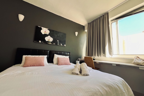 Minibar, escritorio, cortinas blackout y cunas gratuitas