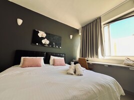 Minibar, escritorio, cortinas blackout y cunas gratuitas 