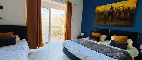 Habitación triple panorámica, balcón | Minibar, escritorio, cortinas blackout y cunas gratuitas