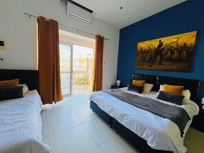 Chambre Triple Panoramique, balcon | Minibar, bureau, rideaux occultants, lits bébé (gratuits)
