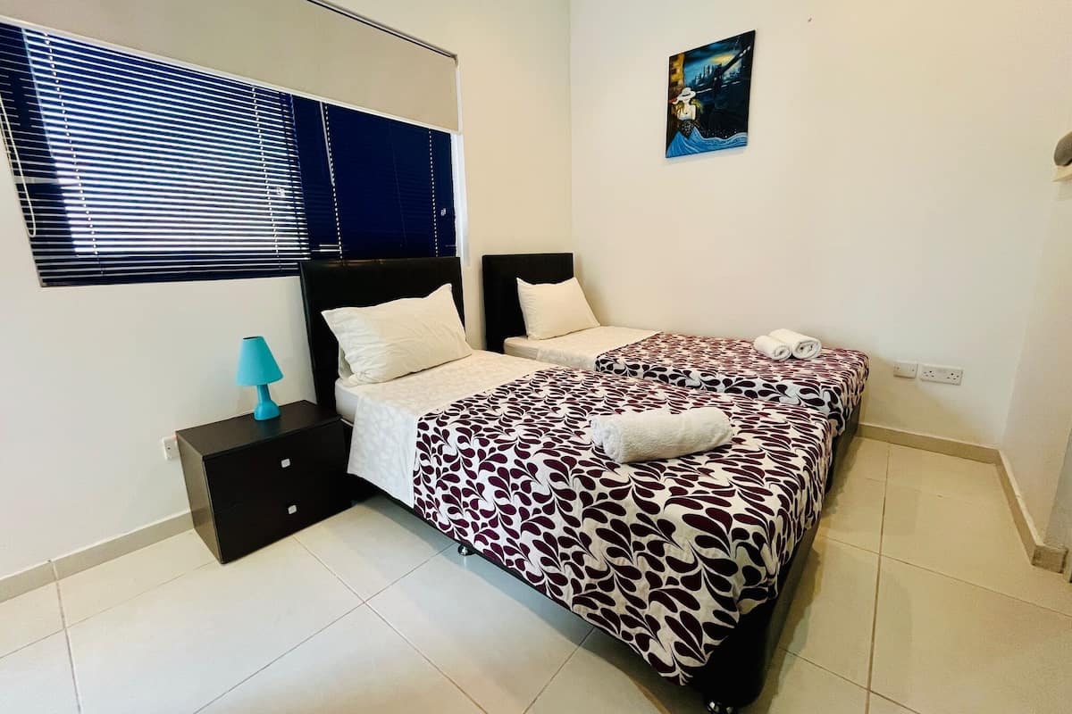 Dobbeltrom – superior, bassengutsikt | Minibar, skrivebord, blendingsgardiner og barnesenger (inkludert)