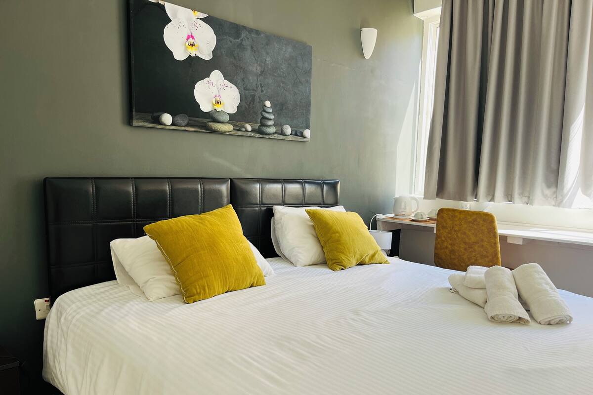 Tomannsrom – superior, bassengutsikt | Minibar, skrivebord, blendingsgardiner og barnesenger (inkludert)