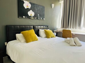 Minibar, escritorio, cortinas blackout y cunas gratuitas 