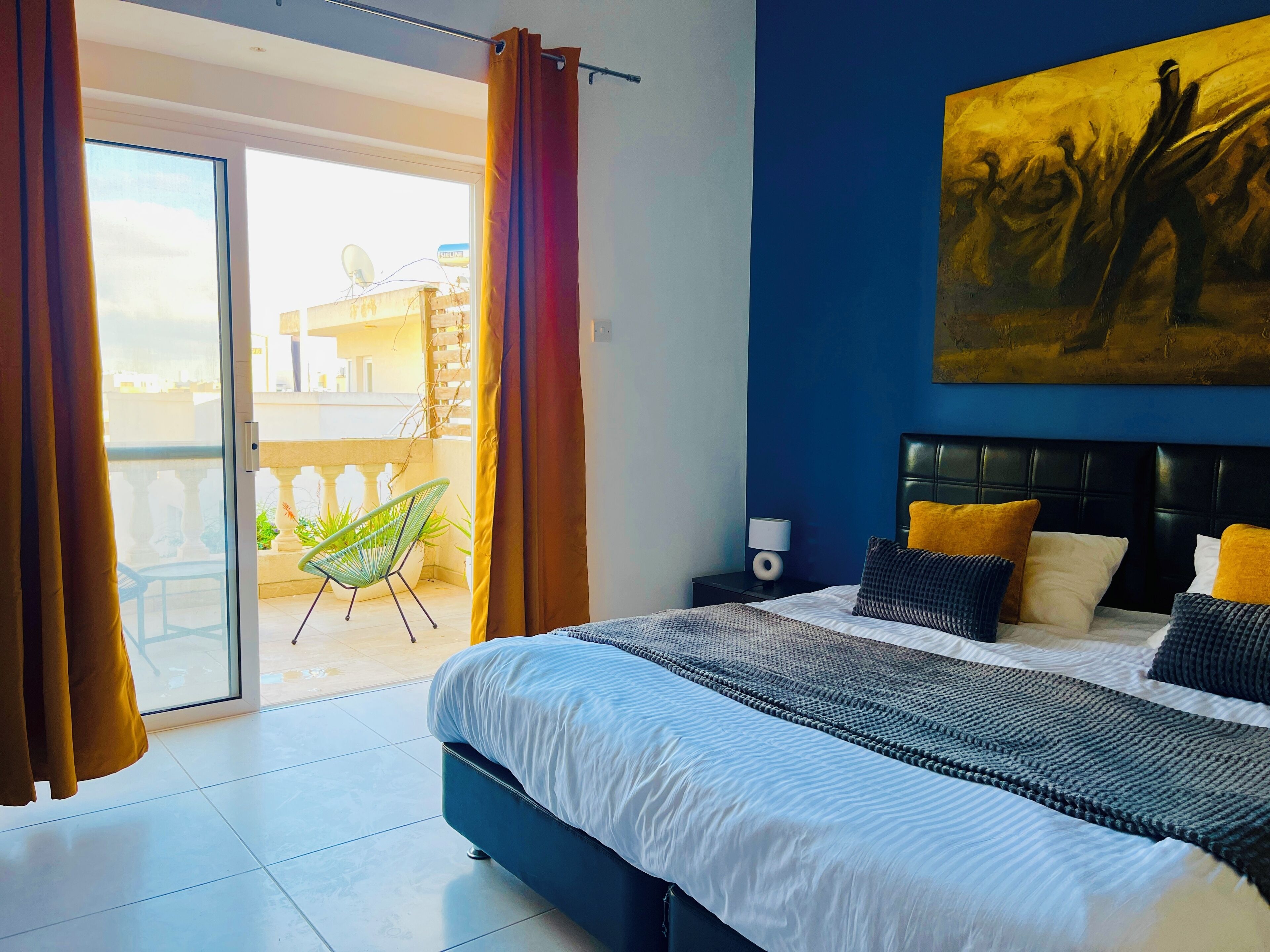 Minibar, skrivebord, blendingsgardiner og barnesenger (inkludert)