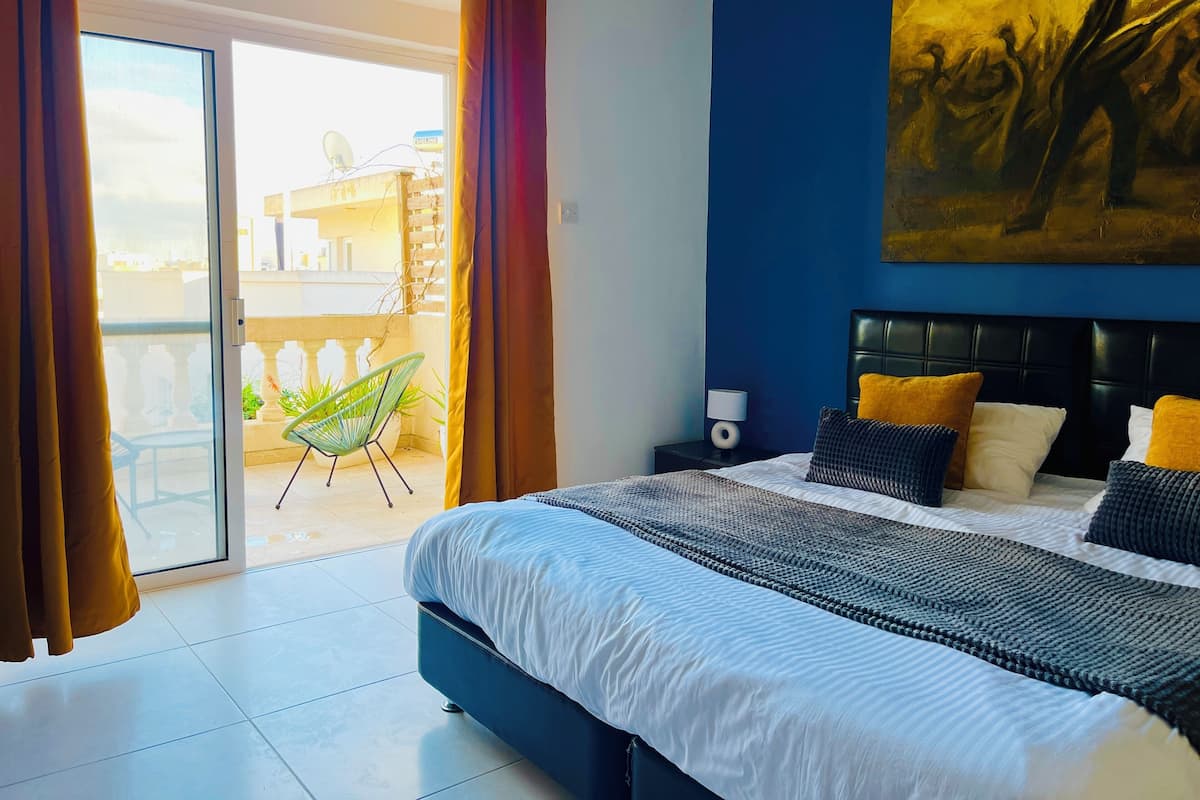 Minibar, skrivebord, blendingsgardiner og barnesenger (inkludert)